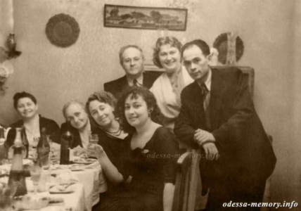 На фото − Моріс Бенімович (крайній праворуч) у колі друзів